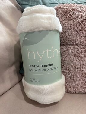 Hythe Bubble Blanket Plush Throw - White *NWT